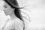 组图：何琳黑白大片曝光 彰显沉静韵味