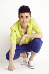 组图：阿楠时尚撞色写真 清爽笑容玩转酷热一夏