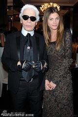 组图：布莱克银裙悦动时尚晚宴 老佛爷帅气亮相