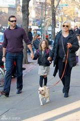 组图：休-杰克曼与妻接女儿放学其乐融融