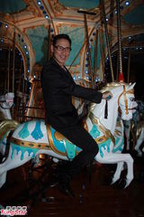 组图：歌神张学友童心未泯 大玩旋转木马兴致颇高