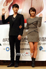 组图：河智苑超短裹身裙宣传新剧 与玄彬亲密挽手