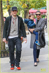 组图：奥兰多米兰达宣布离婚后共同带儿出街