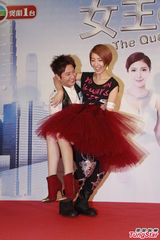 组图：杨谨华遭孙耀威熊抱 安全裤外露险走光