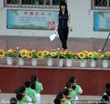 组图：张曼玉笑眯眯进校园做公益 与小粉丝亲切握手