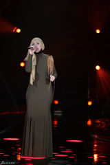 组图：周笔畅玩谢耳朵乐器 邓紫棋黑丝秀腿