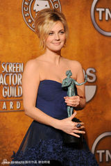 幻灯图：德鲁-巴里摩尔获迷你剧影后 变身大笑姑婆 