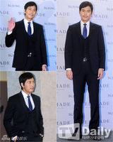 组图：郑雨盛(郑宇成)成宥利站台 挽手合影显亲密