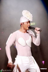 组图：草蜢入行25周年演唱会 三子造型独特求完美