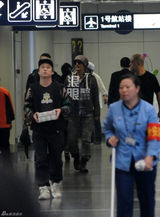 组图：韩庚回京黑超遮面 保镖助理同行