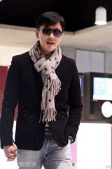 组图：佟大为获邀巴黎男装周 黑超遮面气场足