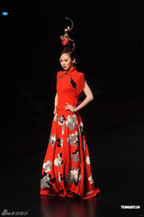 组图：名模庄思敏为时装展走秀 完美展现民族风