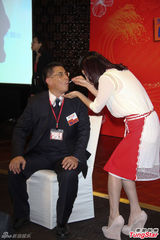 组图：ELLA称可能明年造人 过年孝顺公婆