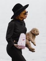 组图：Gaga带宠物狗逛公园 同吃一袋爆米花