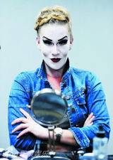 组图：直击百老汇化妆后台 美女瞬间变魔女