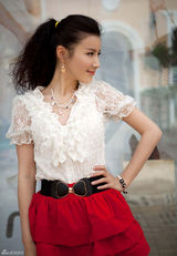 高清组图：徐立街拍LOOK 白色纱衣搭配红色短裙
