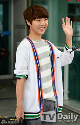 组图：2AM刘胜宇赴美参加《M COUNTDOWN》特辑