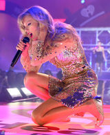 组图：斯威夫特黄金战衣献唱 红唇冶艳狂野甩发