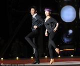 组图：撒贝宁与辣妹贴身热舞 摸大腿尺度升级