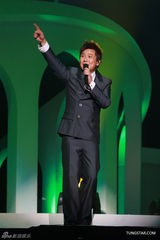 组图：张信哲红馆开唱 深情演绎哲式情歌