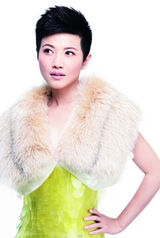 组图：颜丙燕短发写真展现别样魅力