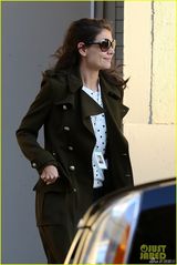 组图：凯蒂宠女儿帮背书包 苏瑞低头心情欠佳