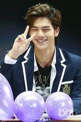 组图：TEENTOP粉丝见面会 卖萌扮女装引爆笑