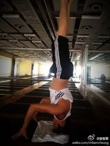 组图：“帅气机长”张智霖微博生活照集锦