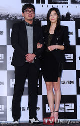 组图：韩片《柏林》试映会 全智贤黑裙亮相