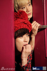 组图：TeenTop拍摄广告写真 精致亮相摄影棚