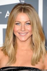 高清图：格莱美红毯朱丽叶-霍芙黑色抹胸礼服娇媚