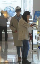 组图：田朴珺裹宽松大衣深夜逛街 买平价面膜