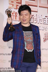 组图：林忆莲获最佳国语女歌手 常石磊代领