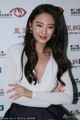 组图：张雨绮获最受欢迎女演员 吻奖杯秀婚戒