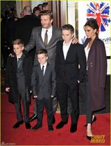 组图：贝克汉姆一家盛装亮相 辣妹摆酷三子型爆