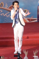 组图：蔡依林萧敬腾出席代言活动 雨中激情献唱