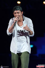 组图：人妻关颖后体位骚夹热狗 嘟嘴激吻