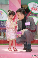 组图：马国明笑看与佘诗曼绯闻 感情事随缘