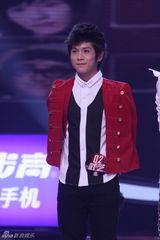 组图：李炜夺2010快男总冠军 刘心武艺分摘亚季军