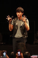 组图：韩星玄彬卖萌扮兔子 分享吻戏经验害羞