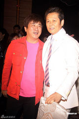 组图：“浩角翔起”组合大婚 否认怀孕传闻锤肚子