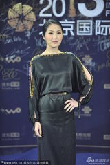 组图：杨千嬅走蓝毯 黑裙镶金边显贵气