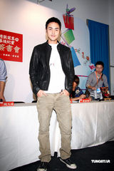 幻灯图：阮经天赵又廷书展上为《艋舺》造势