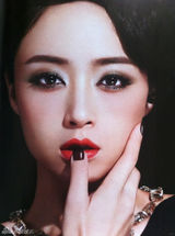 组图：蒋欣烈焰红唇演绎时尚妆容