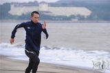 组图：《激战》曝张家辉训练照 海边扛油桶石墩