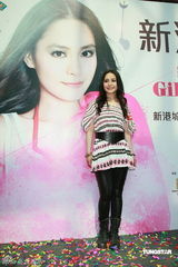 幻灯组图：阿娇香港签唱会 霍汶希送气泵为其打气