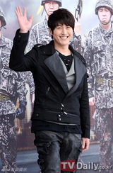 组图：《真正的男人》发布会众男星立正行军礼