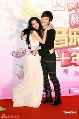 幻灯图：音乐风云榜十年盛典 星级艺人盛装出席