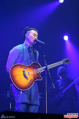 组图：陈奕迅美加开唱遭男粉丝登台强抱