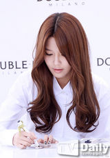 组图：少女时代秀英粉丝会秀长腿性感娇美